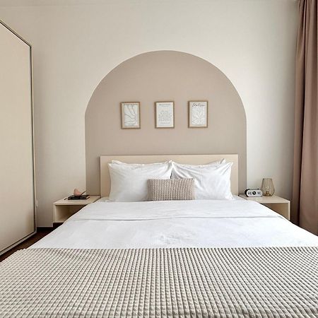 Wanderlust Home Cream, Rasnov Apt For 4, Wifi And Free Parking Екстериор снимка