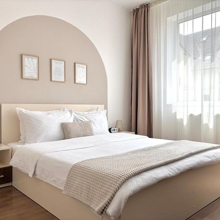 Wanderlust Home Cream, Rasnov Apt For 4, Wifi And Free Parking Екстериор снимка