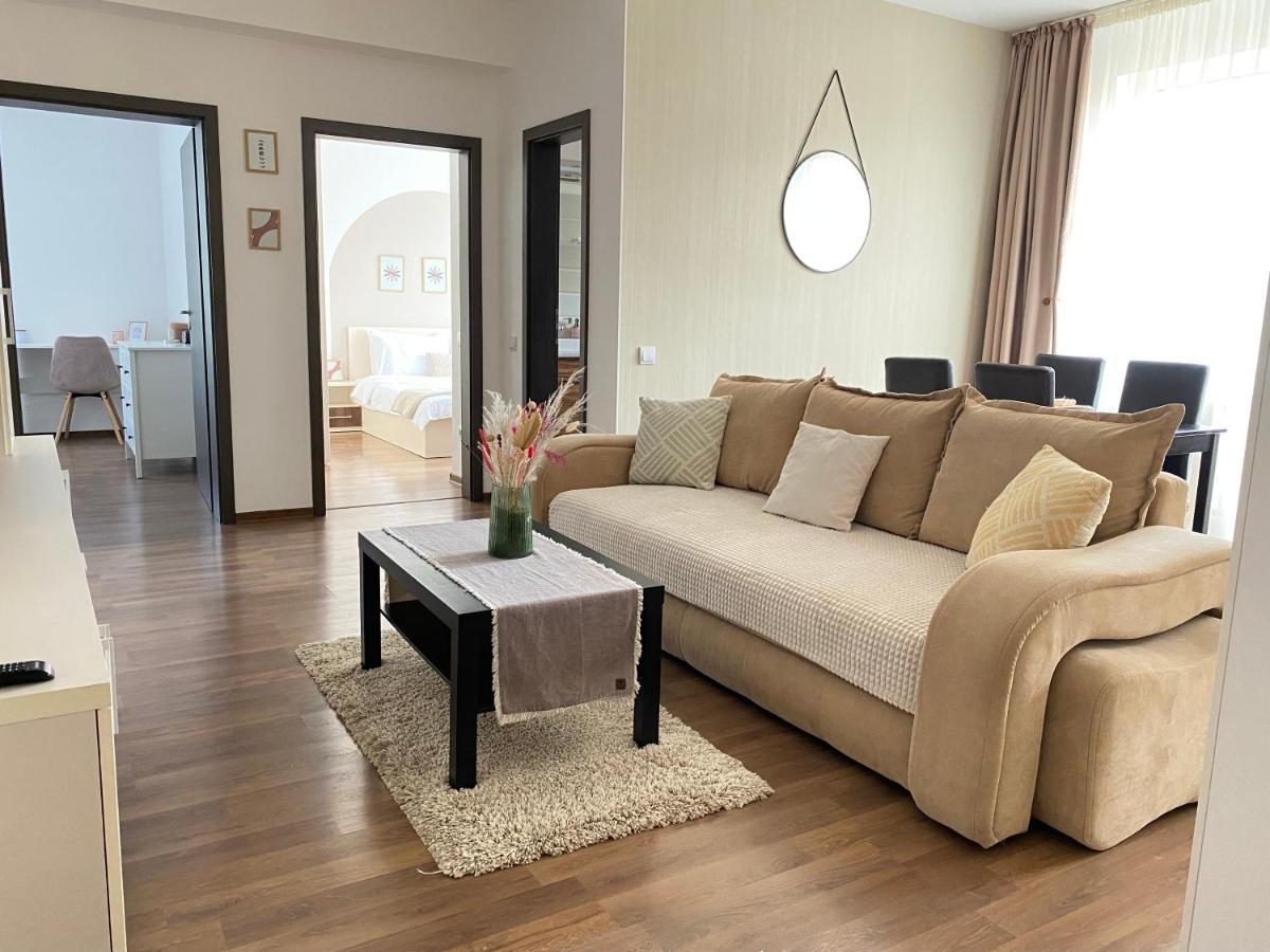 Wanderlust Home Cream, Rasnov Apt For 4, Wifi And Free Parking Екстериор снимка