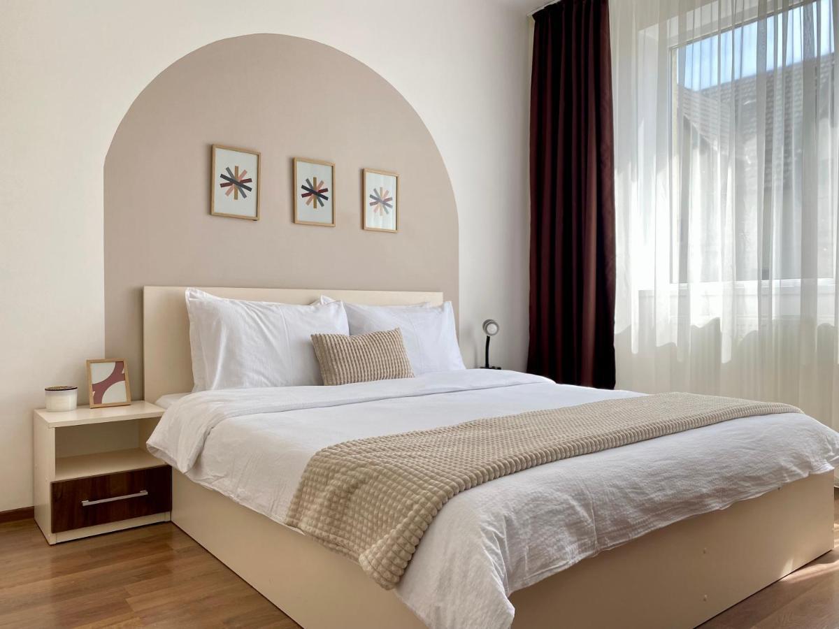 Wanderlust Home Cream, Rasnov Apt For 4, Wifi And Free Parking Екстериор снимка