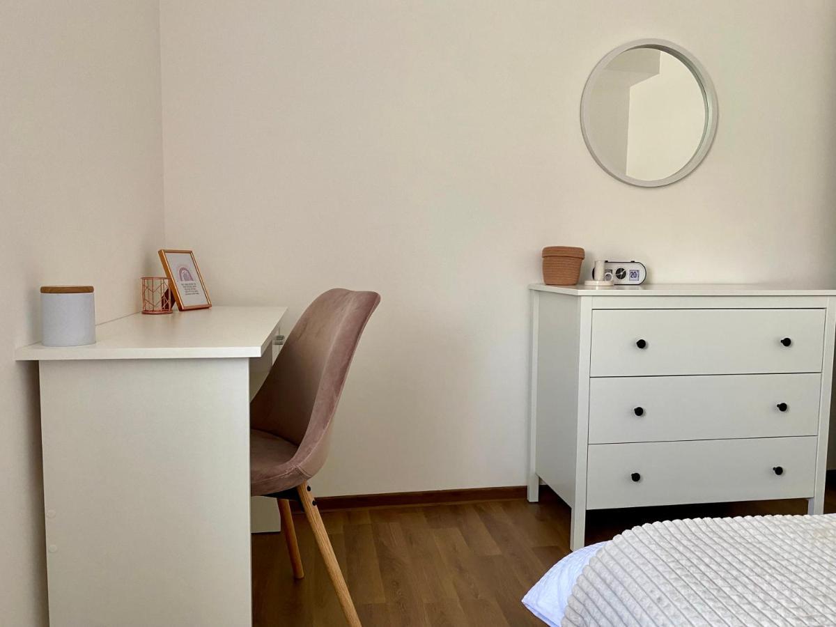 Wanderlust Home Cream, Rasnov Apt For 4, Wifi And Free Parking Екстериор снимка