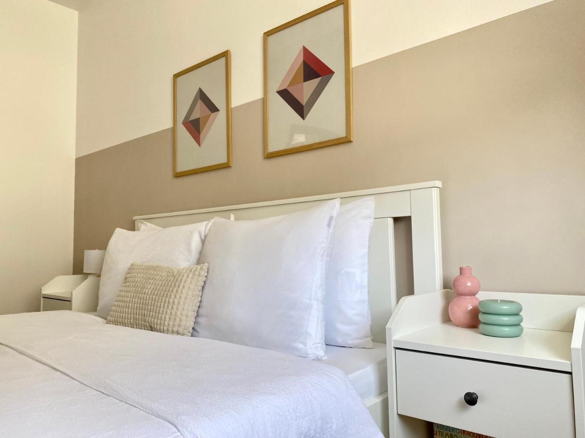 Wanderlust Home Cream, Rasnov Apt For 4, Wifi And Free Parking Екстериор снимка
