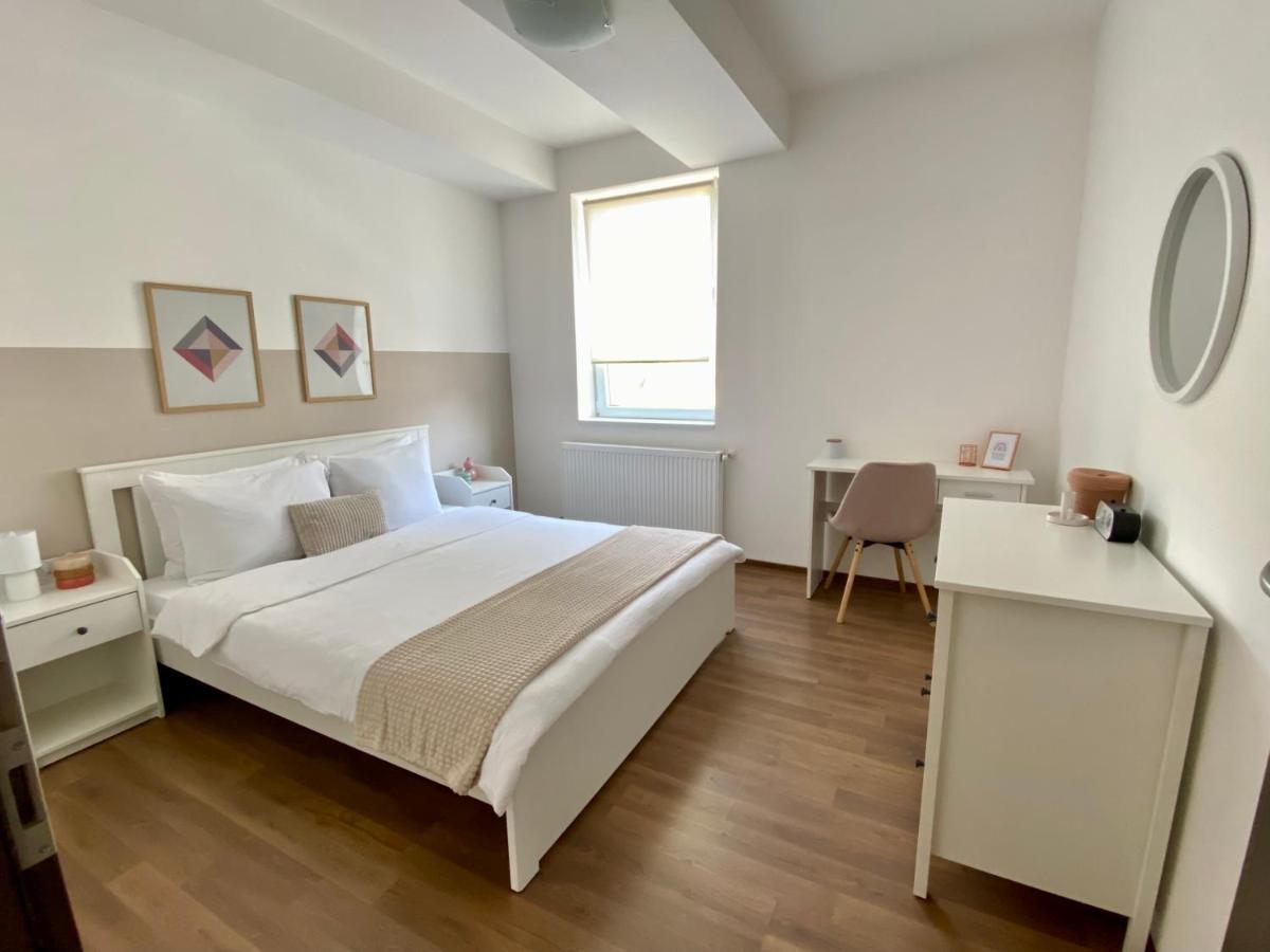 Wanderlust Home Cream, Rasnov Apt For 4, Wifi And Free Parking Екстериор снимка