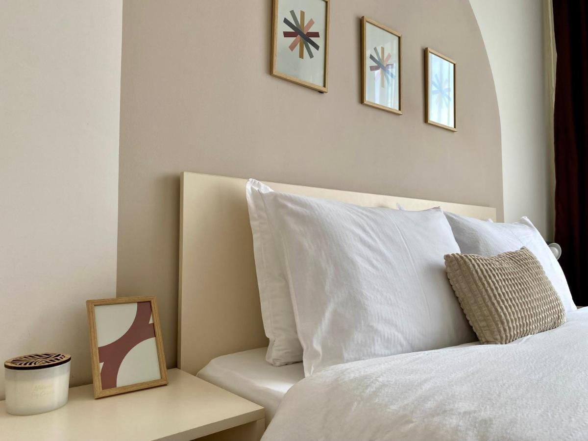 Wanderlust Home Cream, Rasnov Apt For 4, Wifi And Free Parking Екстериор снимка