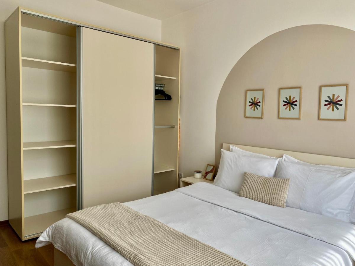 Wanderlust Home Cream, Rasnov Apt For 4, Wifi And Free Parking Екстериор снимка