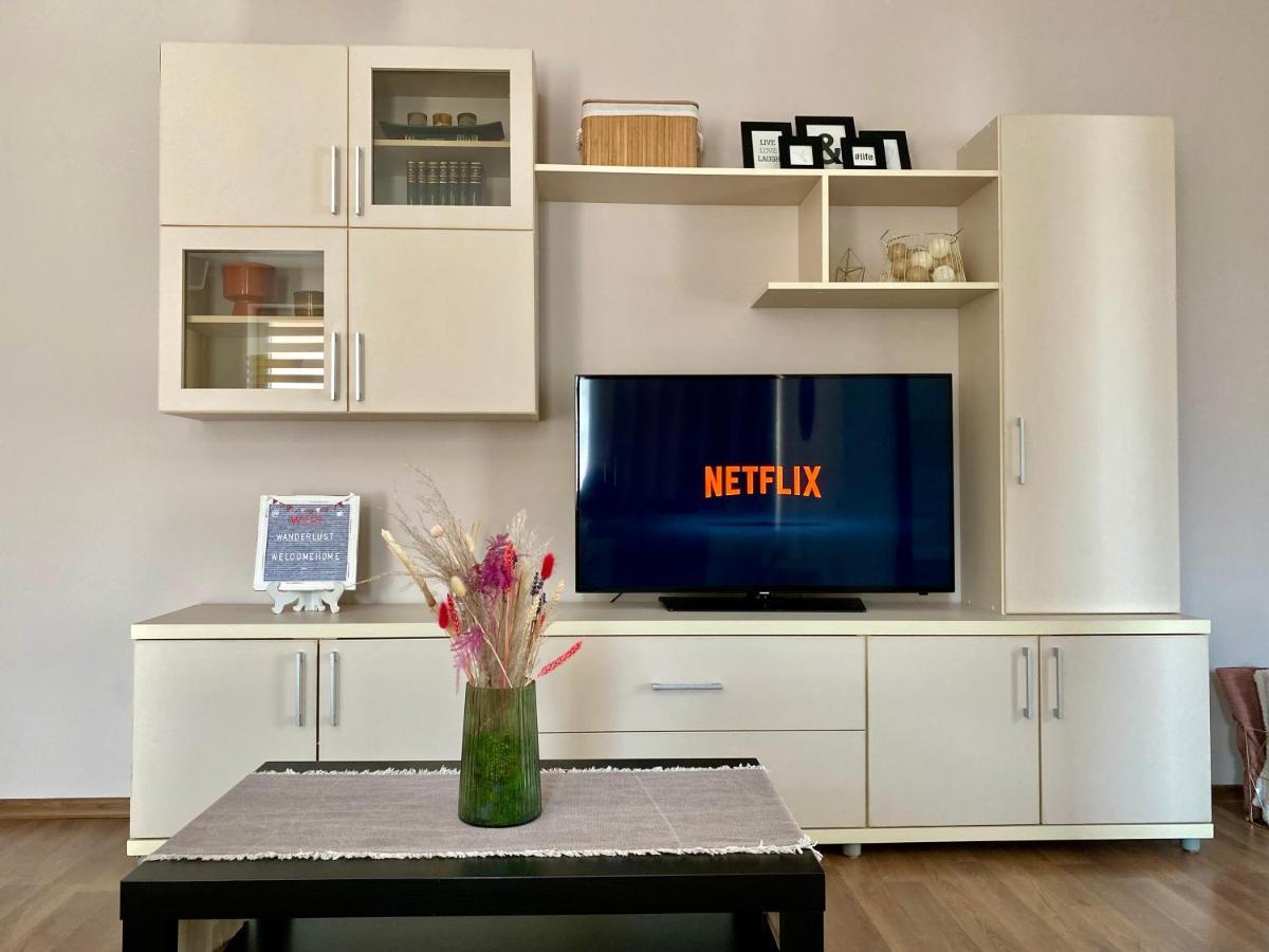Wanderlust Home Cream, Rasnov Apt For 4, Wifi And Free Parking Екстериор снимка
