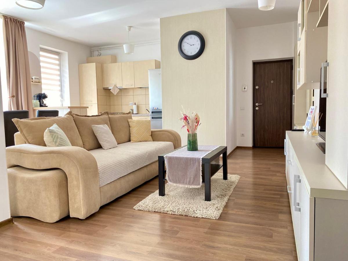 Wanderlust Home Cream, Rasnov Apt For 4, Wifi And Free Parking Екстериор снимка