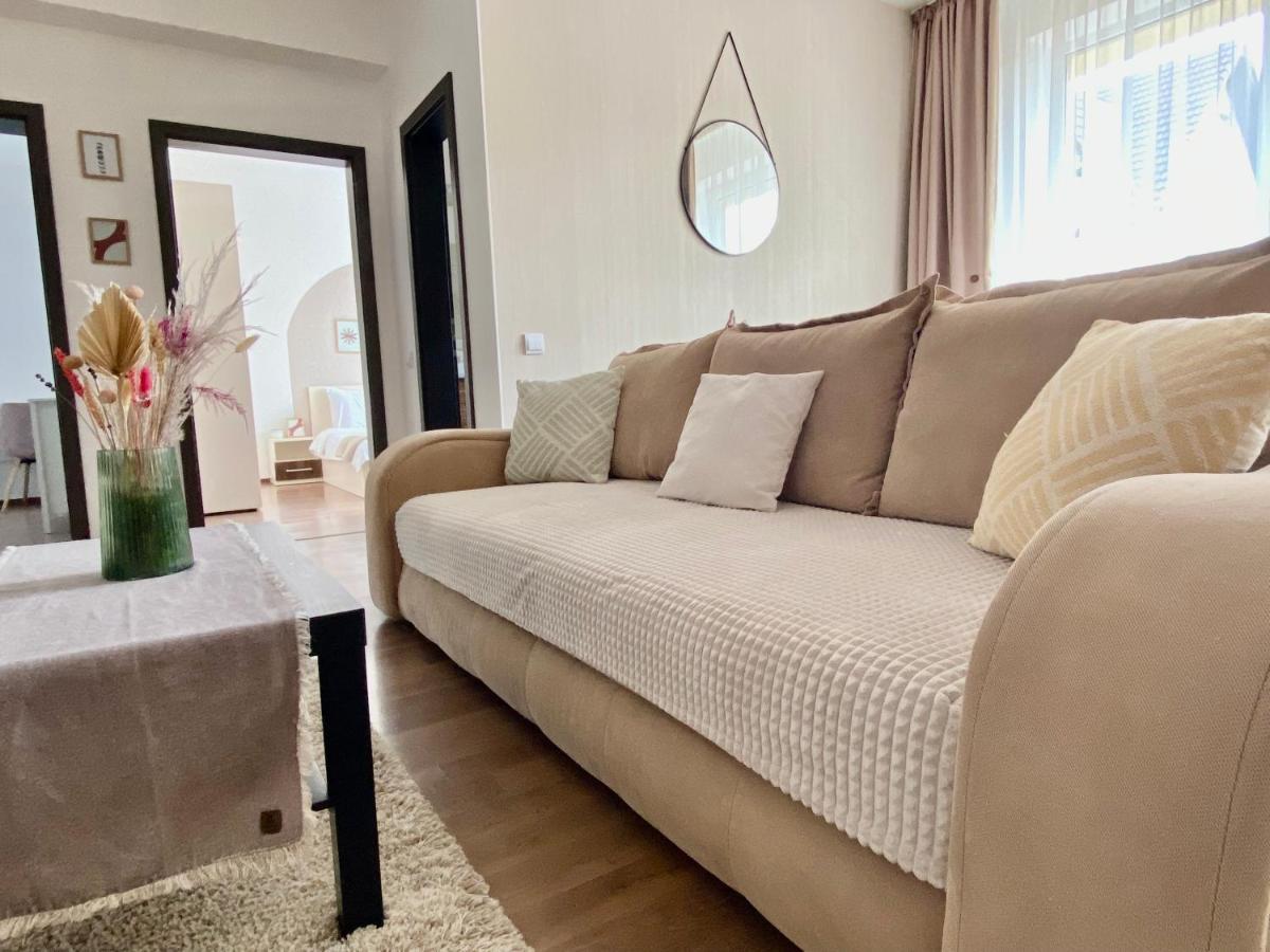 Wanderlust Home Cream, Rasnov Apt For 4, Wifi And Free Parking Екстериор снимка