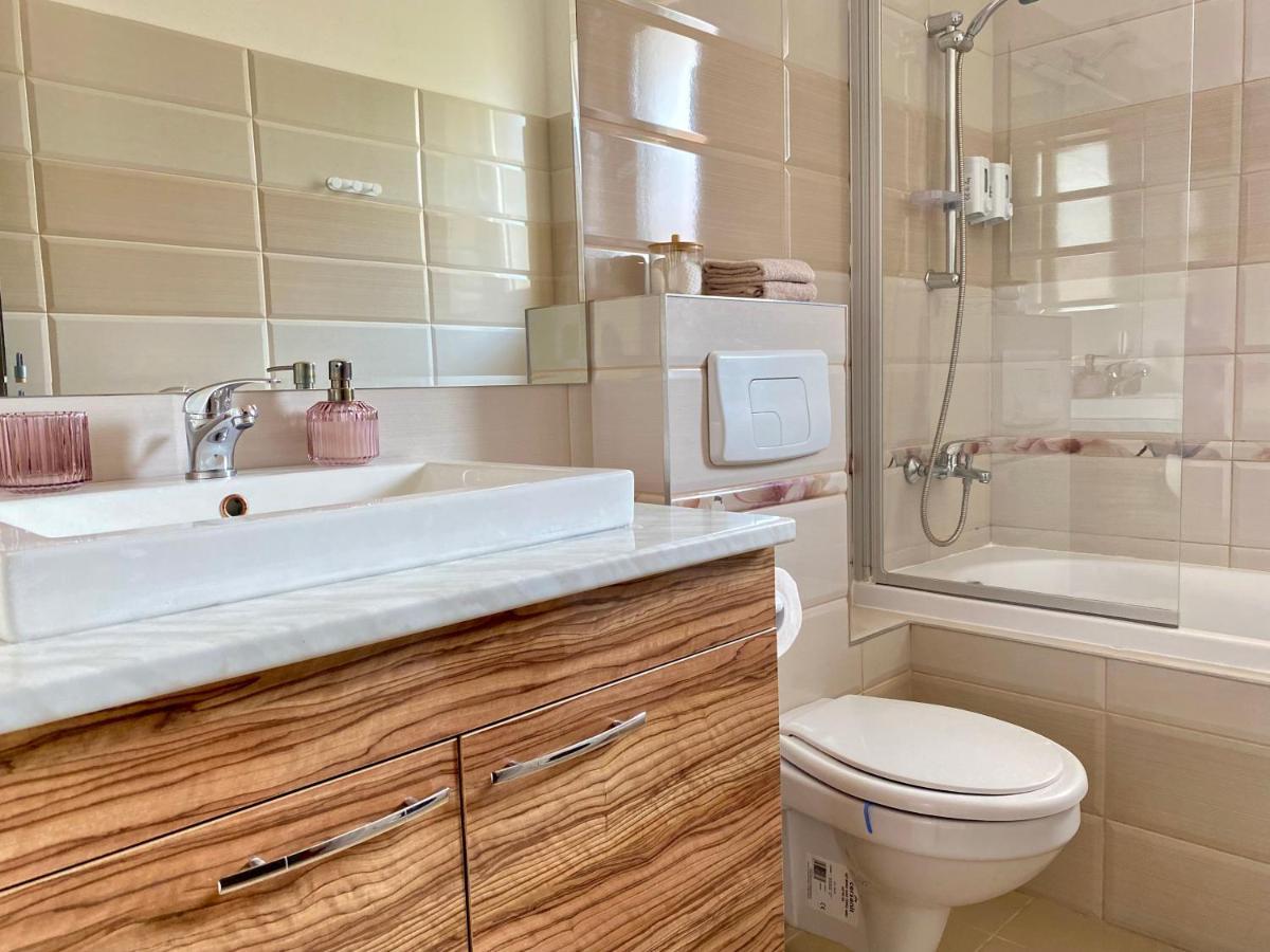 Wanderlust Home Cream, Rasnov Apt For 4, Wifi And Free Parking Екстериор снимка