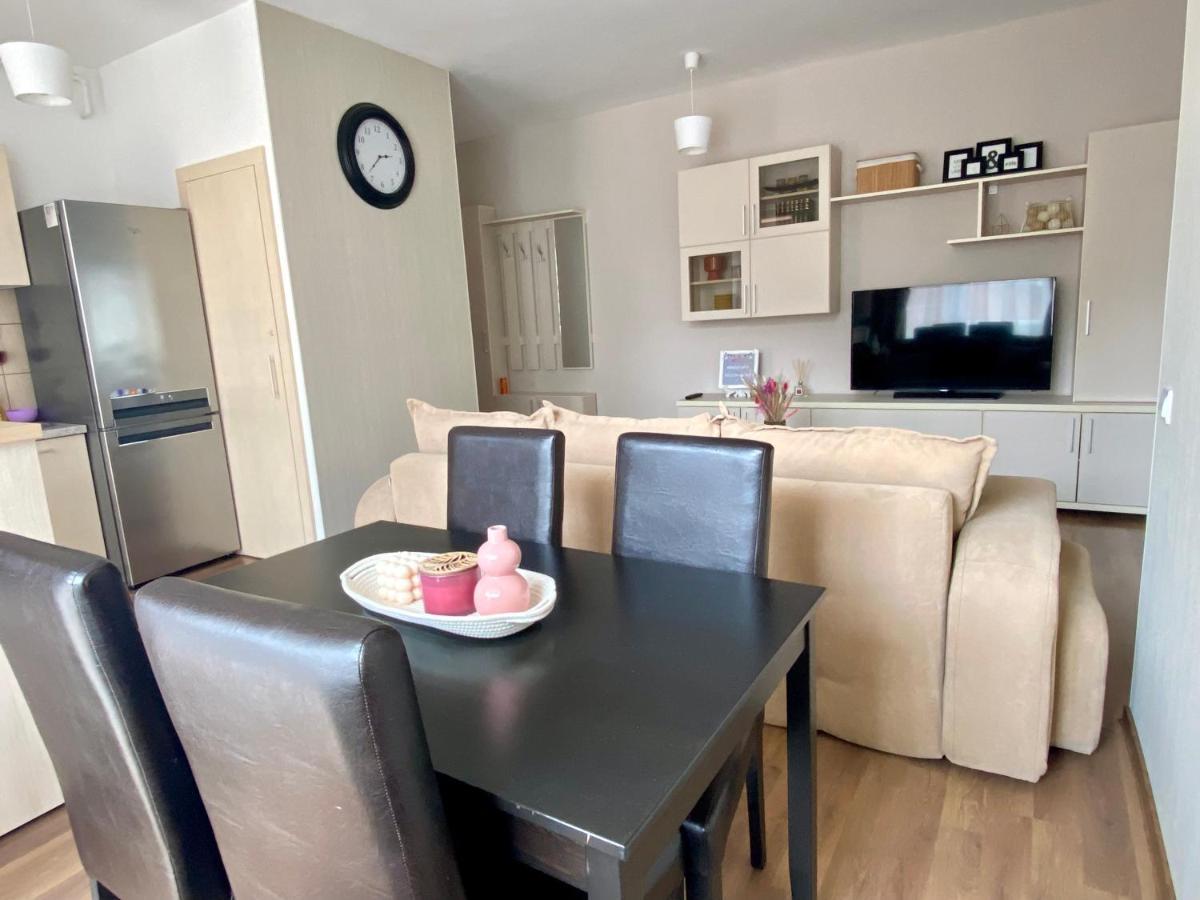 Wanderlust Home Cream, Rasnov Apt For 4, Wifi And Free Parking Екстериор снимка