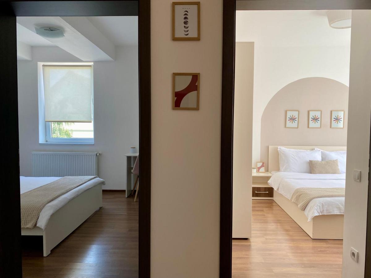Wanderlust Home Cream, Rasnov Apt For 4, Wifi And Free Parking Екстериор снимка
