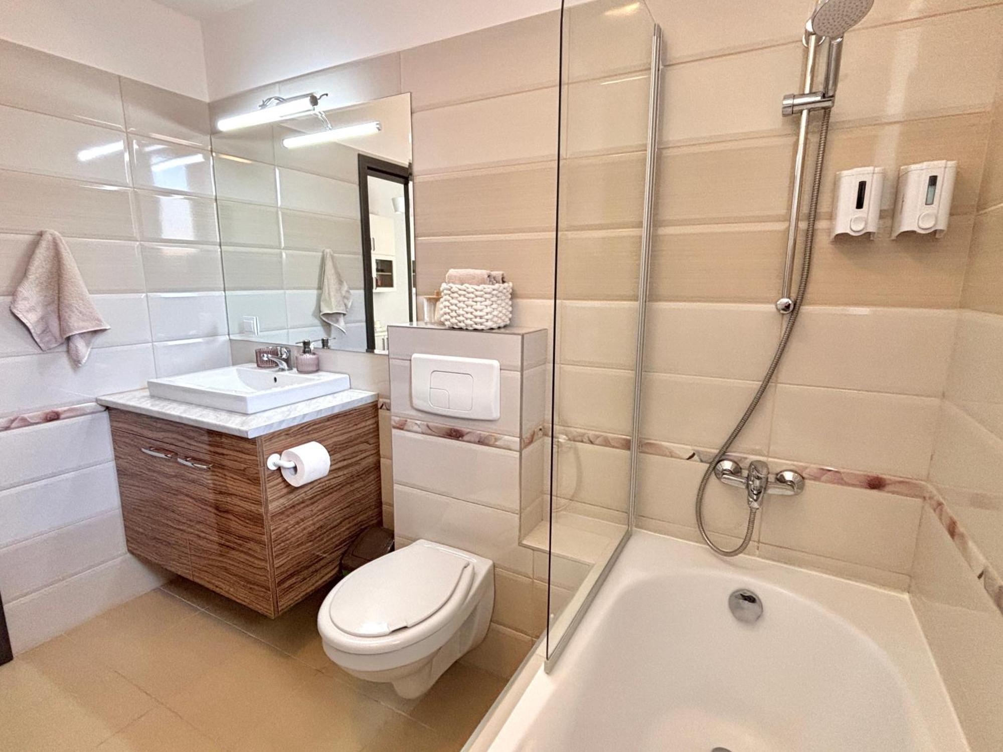 Wanderlust Home Cream, Rasnov Apt For 4, Wifi And Free Parking Екстериор снимка