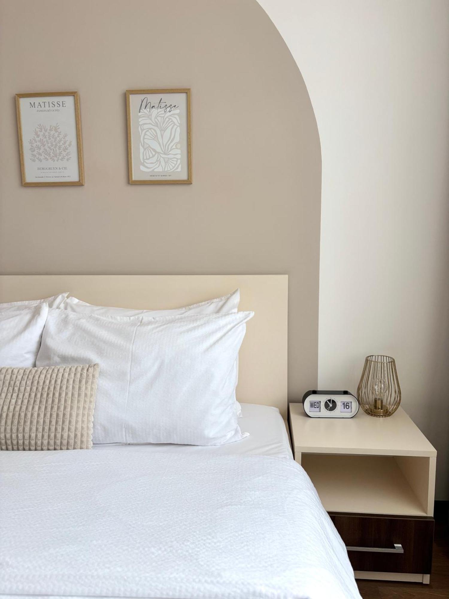 Wanderlust Home Cream, Rasnov Apt For 4, Wifi And Free Parking Екстериор снимка