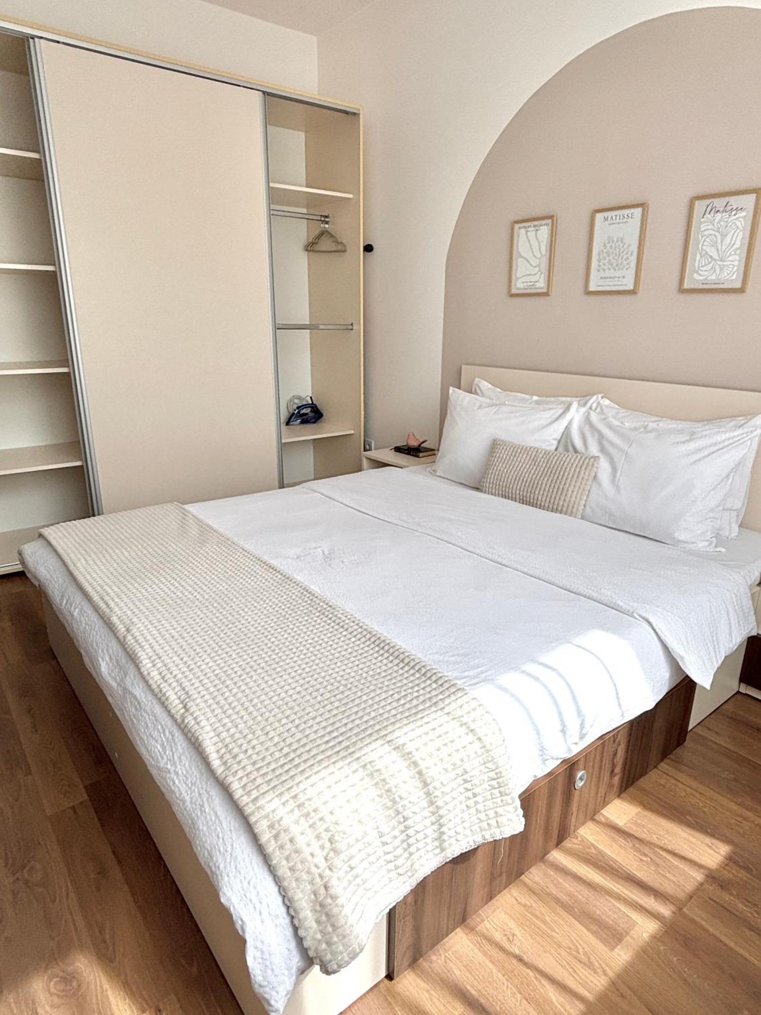 Wanderlust Home Cream, Rasnov Apt For 4, Wifi And Free Parking Екстериор снимка