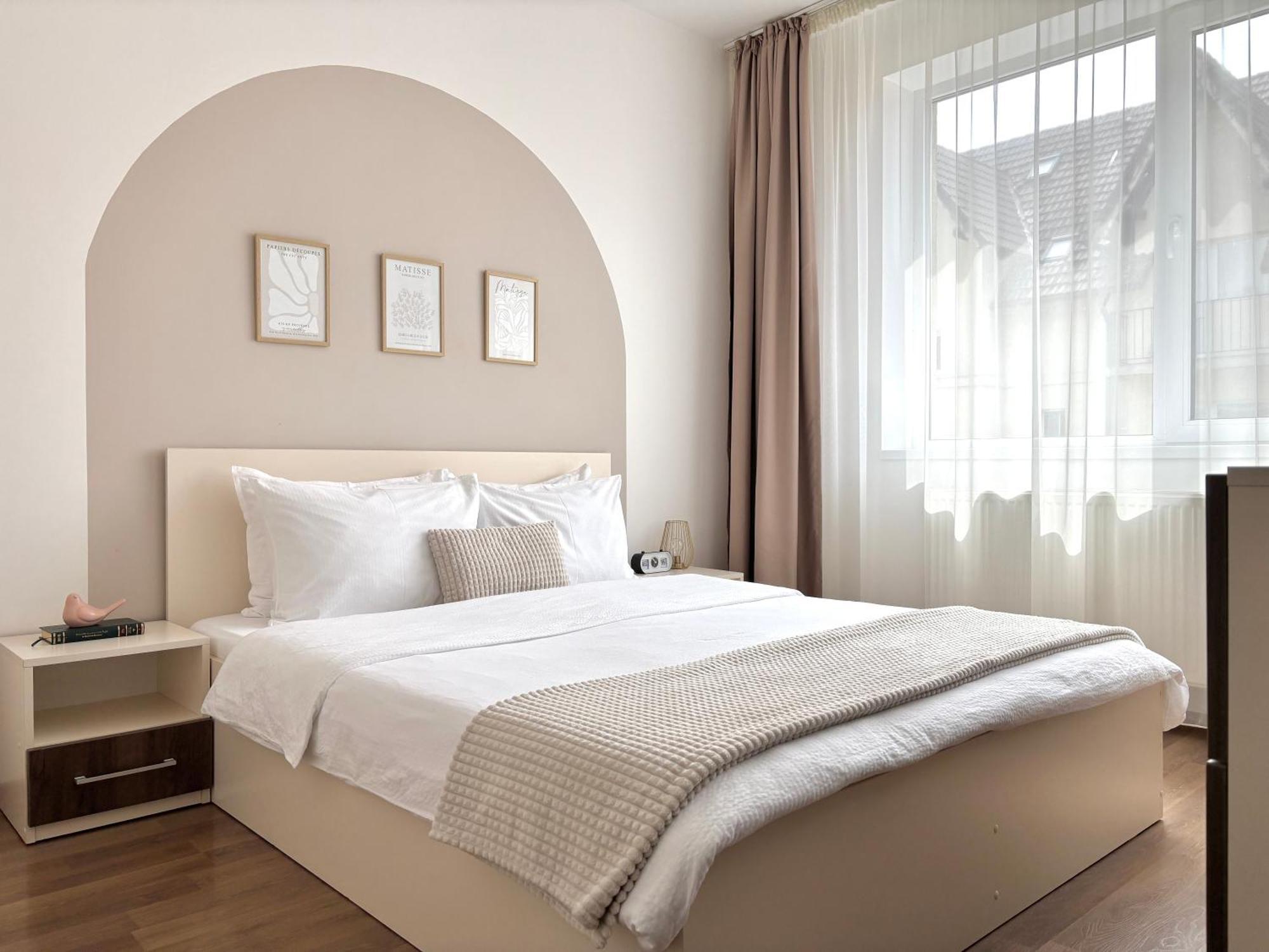 Wanderlust Home Cream, Rasnov Apt For 4, Wifi And Free Parking Екстериор снимка