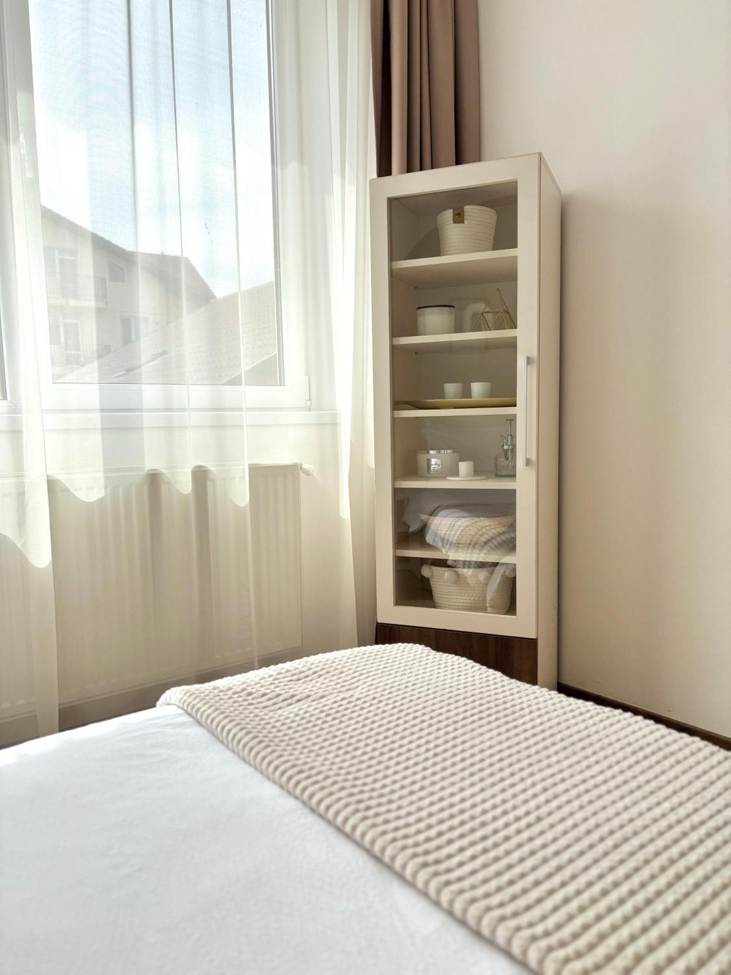 Wanderlust Home Cream, Rasnov Apt For 4, Wifi And Free Parking Екстериор снимка