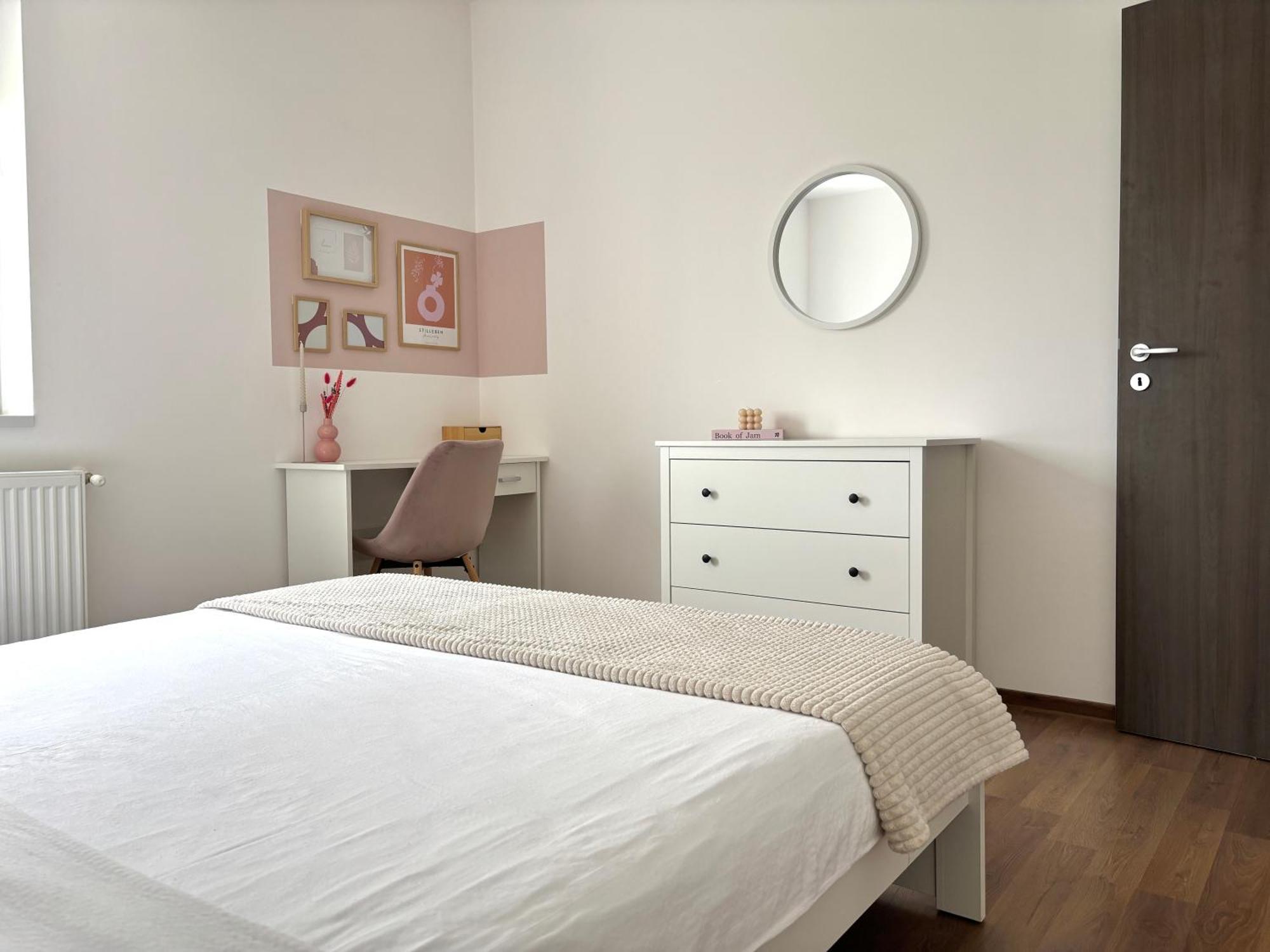 Wanderlust Home Cream, Rasnov Apt For 4, Wifi And Free Parking Екстериор снимка